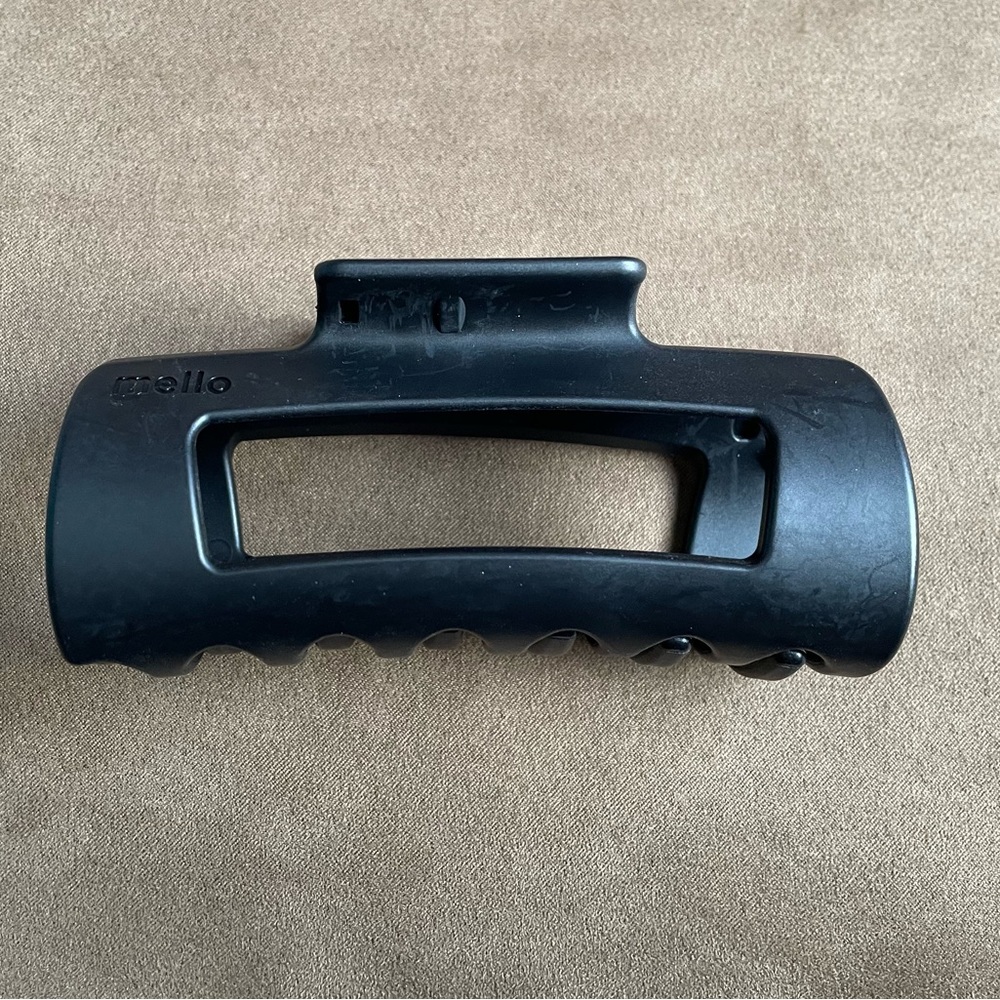 NWT Mello Cloud Clip Retail $27 Color - Licorice